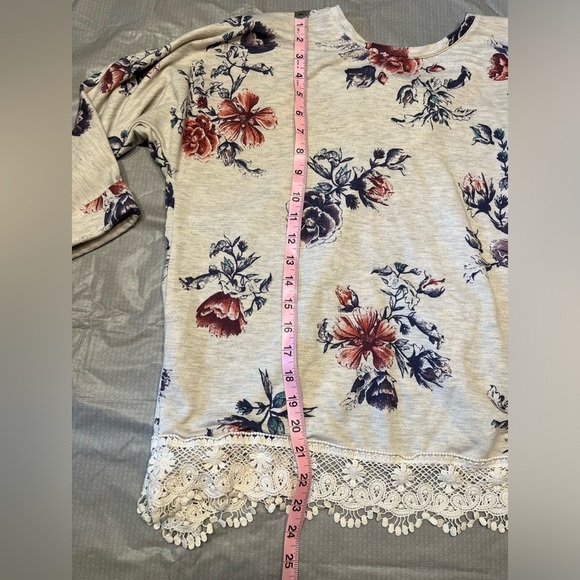 Women’s floral top size medium - Picture 6 of 6